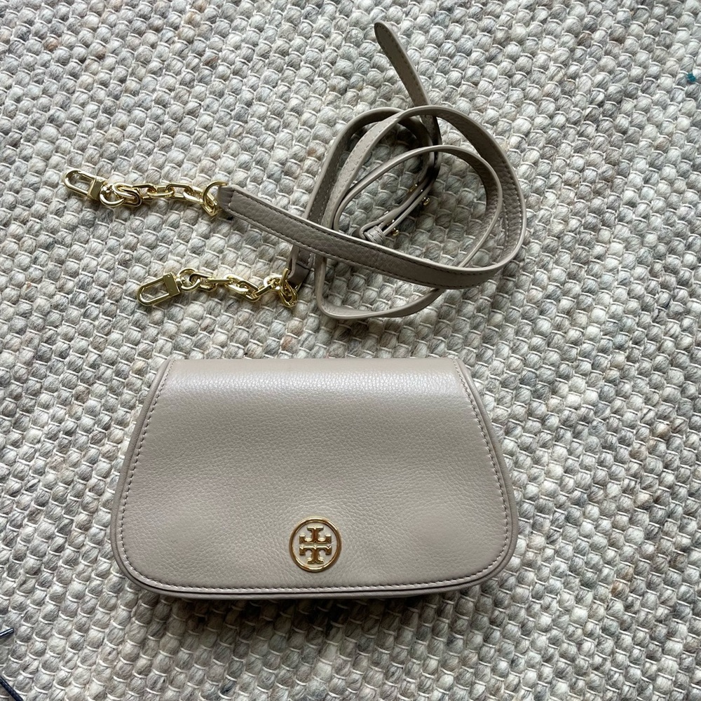 Beautiful Tory Burch clutch/crossbody, excellent condition.